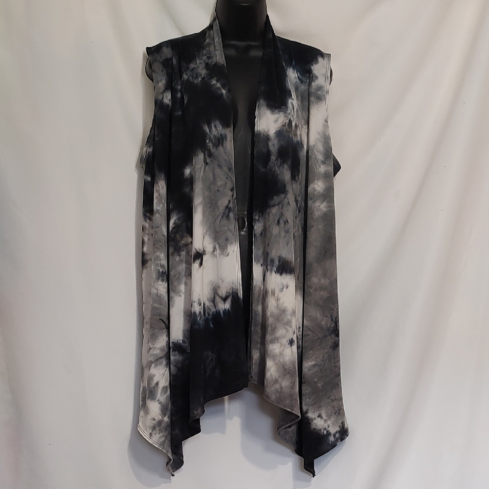 Sleeveless Tie-Dye Drape Vest in Dark Blue & Gray